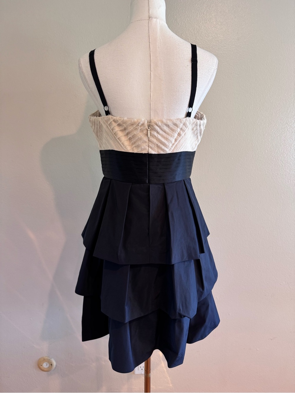 BCBGMAXAZRIA Black Ivory Silk Blend Tiered Party Dress Size 8 - Picture 3 of 13